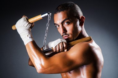 nunchaku ile güçlü bir adam