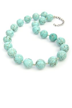 kolye üzerinde beyaz izole