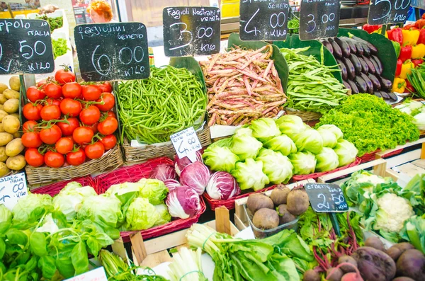 Fruits and vegetables at the market stall — Stock Photo, Image