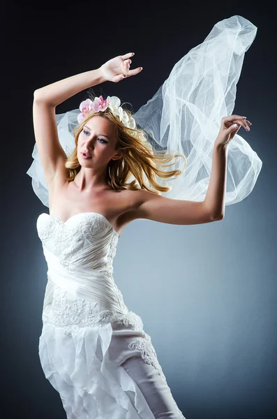 Sposa in abito bianco in studio — Foto Stock