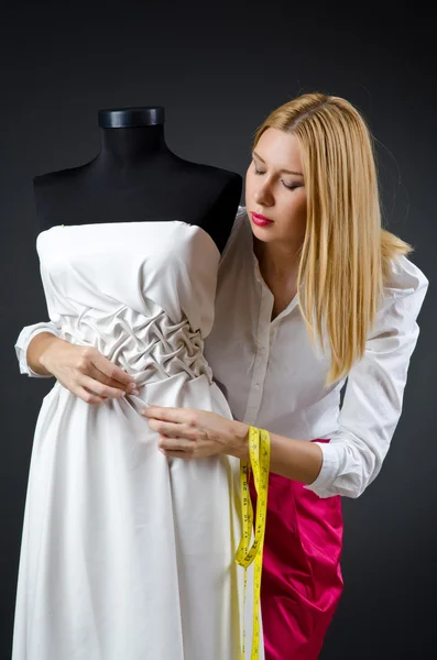 Kvinna skräddare arbetar med klänning — Stockfoto