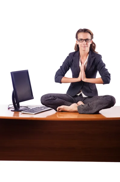 Frau meditiert auf dem Schreibtisch — Stockfoto