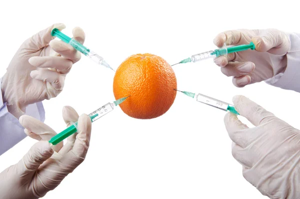 科学实验与桔子和注射器 — 图库照片