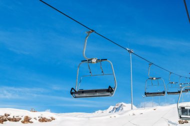 skilift aydınlık kış gününde