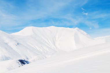 Aydınlık kış gününde kar dağları