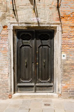 entrace kapı aydınlık yaz gününde