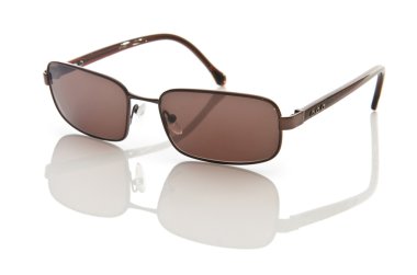 şık güneş gözlüğü üzerinde beyaz izole