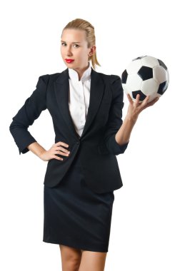 Beyazlar üzerinde futbol oynayan iş kadını