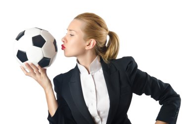 Beyazlar üzerinde futbol oynayan iş kadını