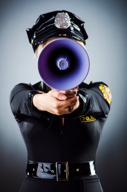 Karanlık odada çekici bir polis ofisi var.