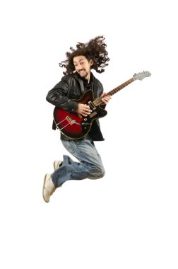 genç adam beyaz gitar çalmak