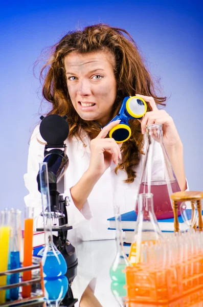 Funny química femenina en el laboratorio — Foto de Stock