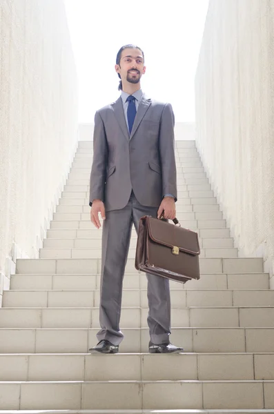 ビジネス コンセプトで階段を持ったビジネスマン — ストック写真