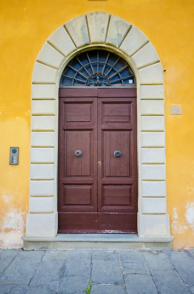 Puerta de entrada en brillante día de verano — Foto de Stock