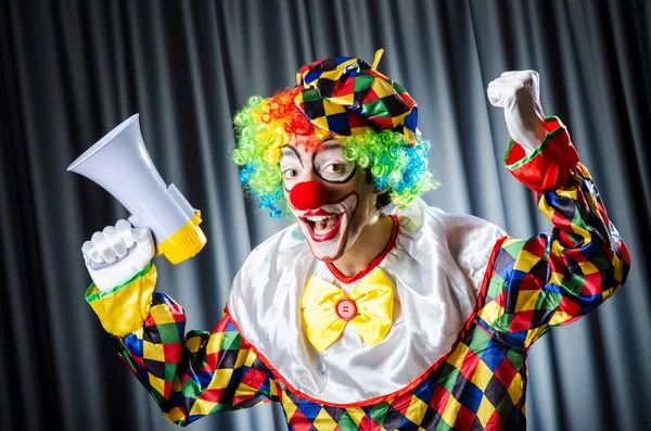 Clown i studio med högtalare — Stockfoto