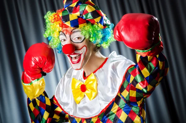 Lustiger Clown beim Studiodreh — Stockfoto