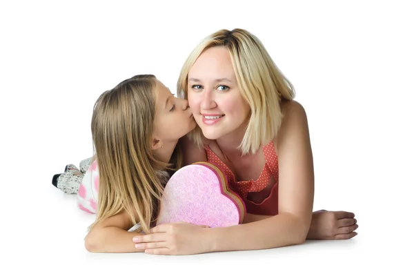 Mãe com filha isolada em branco — Fotografia de Stock