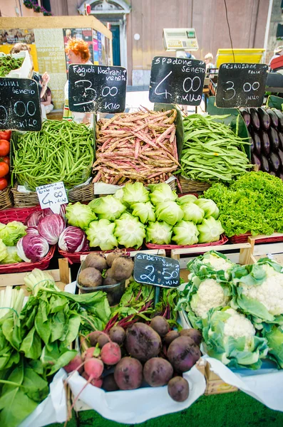 Obst und Gemüse am Marktstand — Stockfoto