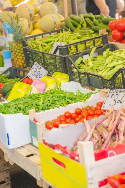 Obst und Gemüse am Marktstand — Stockfoto