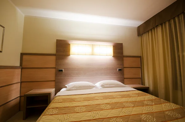 Двуспальная кровать в современном номере — стоковое фото