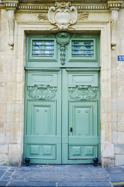 Puerta de entrada en brillante día de verano — Foto de Stock