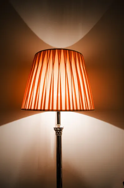 Lampa i mörka inre — Stockfoto