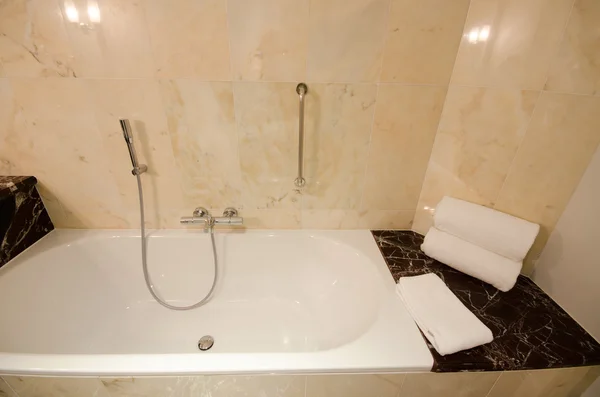 Interior del baño con ducha — Foto de Stock