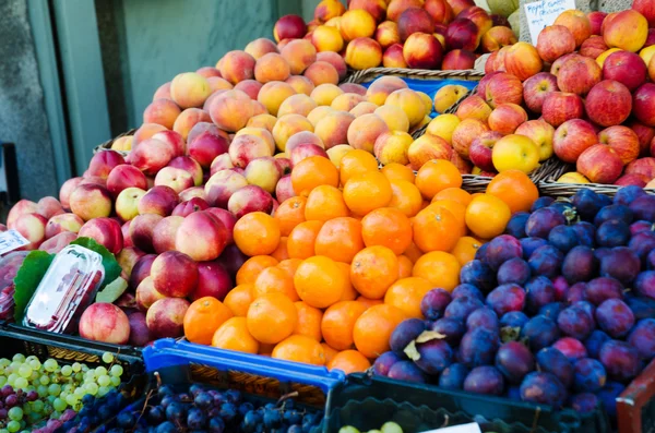 Frutas na banca de mercado — Fotografia de Stock