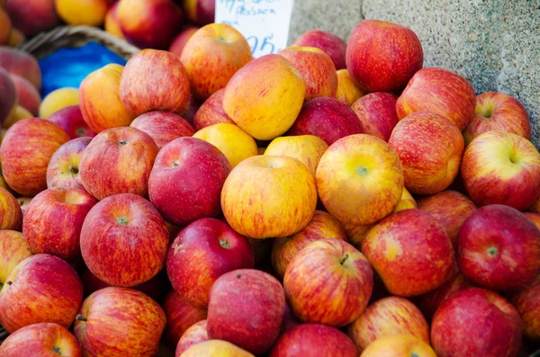 Früchte am Marktstand — Stockfoto