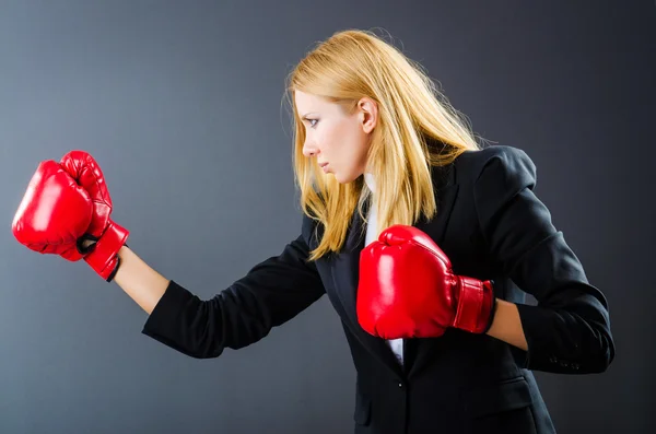 Žena boxer v tmavé místnosti — Stock fotografie