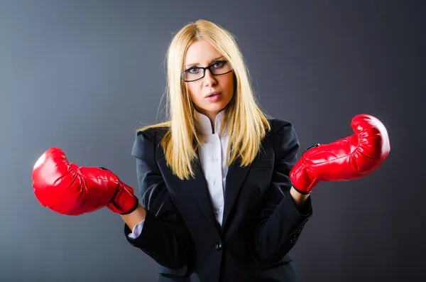 Žena boxer v tmavé místnosti — Stock fotografie