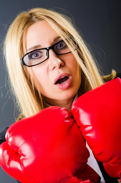 Boxeador mujer en habitación oscura —  Fotos de Stock