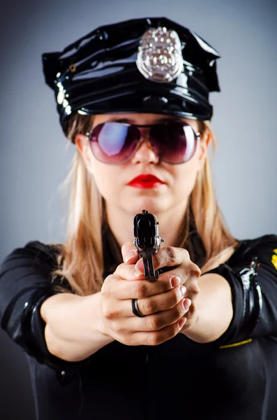 Escritório de polícia atraente no quarto escuro — Fotografia de Stock