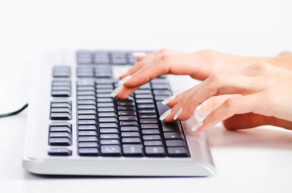 Mani che lavorano sulla tastiera — Foto Stock