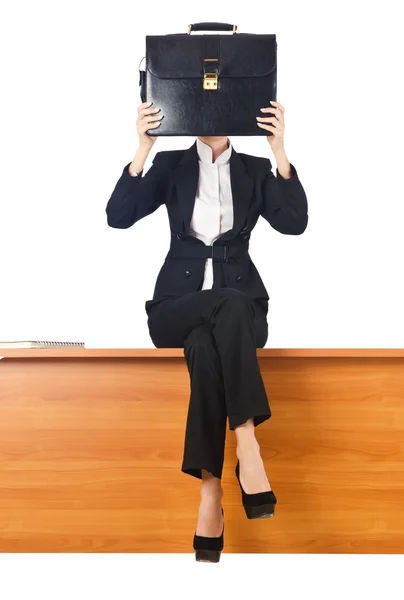 Жінка бізнес-леді сидить на столі — стокове фото