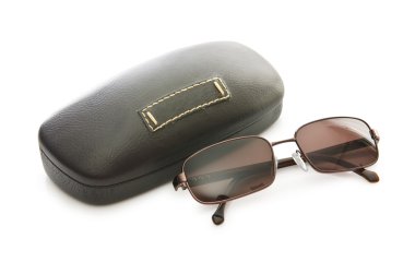 şık güneş gözlüğü üzerinde beyaz izole