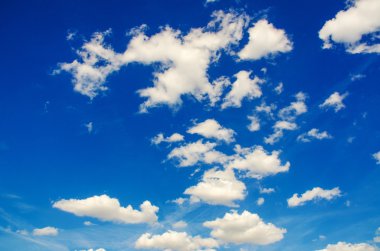 parlak mavi gökyüzü yaz gün