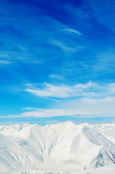 Montañas de nieve en brillante día de invierno —  Fotos de Stock