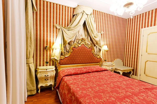 Двуспальная кровать в современном номере — стоковое фото