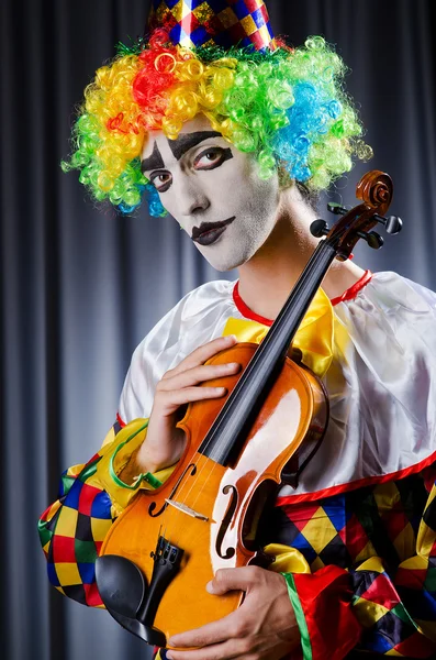 Clown spelar på fiol — Stockfoto