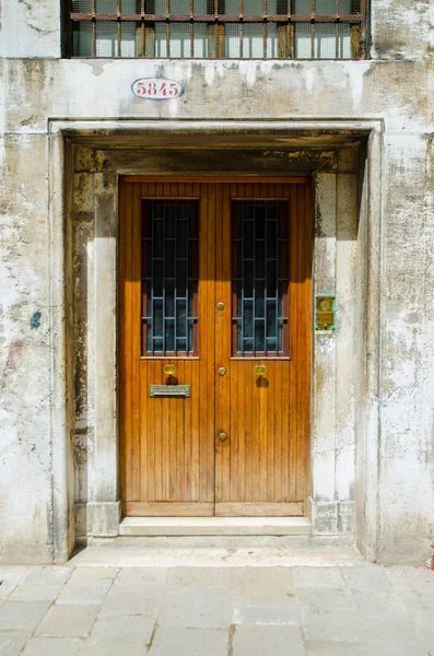 Puerta de entrada en brillante día de verano — Foto de Stock