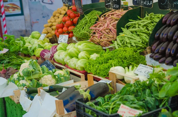 Fruits and vegetables at the market stall — Stock Photo, Image