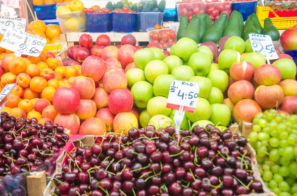 Groenten en fruit op de markt stal — Stockfoto