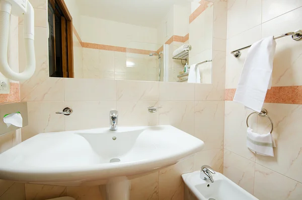 A modern fürdőszobában mosogató — Stock Fotó
