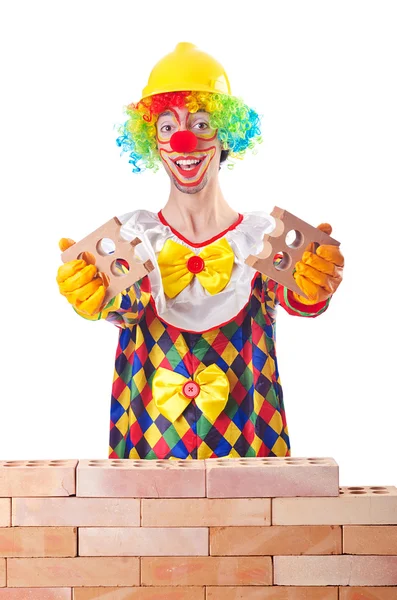 Špatné konstrukční koncepce s klaunem, kterým cihly — Stock fotografie