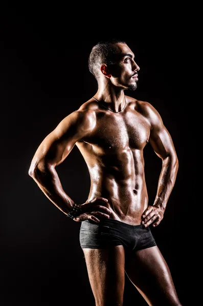 Culturista con cuerpo muscular — Foto de Stock