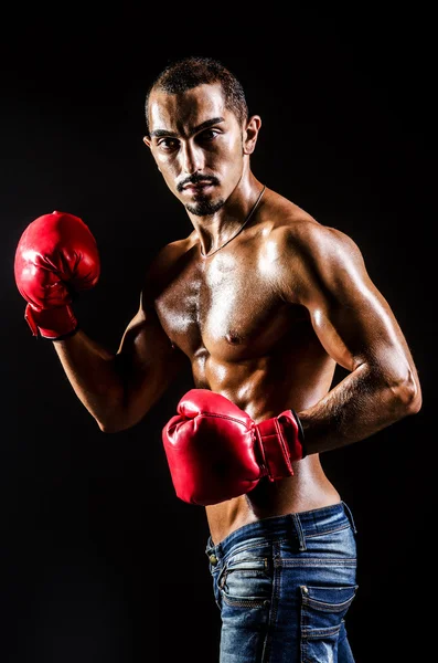 Junger Mann mit Boxhandschuhen — Stockfoto