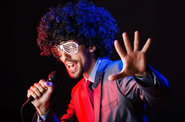 Jonge zanger in afro wig zingen op disco — Stockfoto