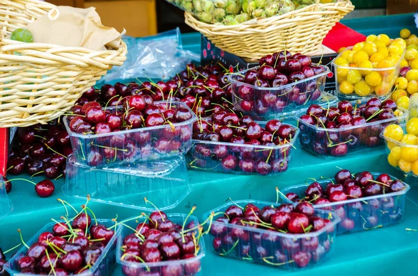 Cerezas frescas en el marcador — Foto de Stock