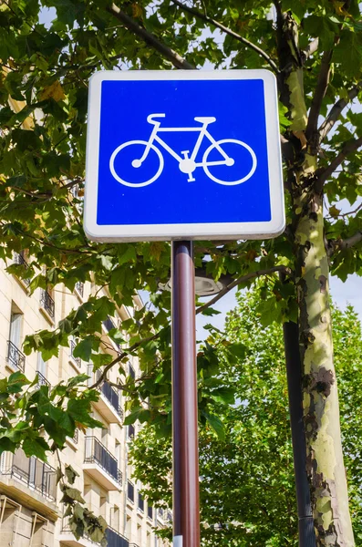 Велосипедный знак на синем фоне — стоковое фото